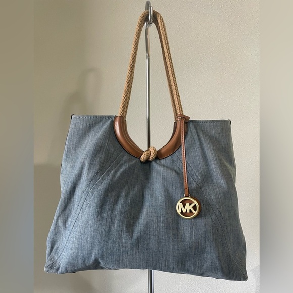 🍂 Michael Kors light denim Isla Ring Large Shoulder Tote - Picture 1 of 13